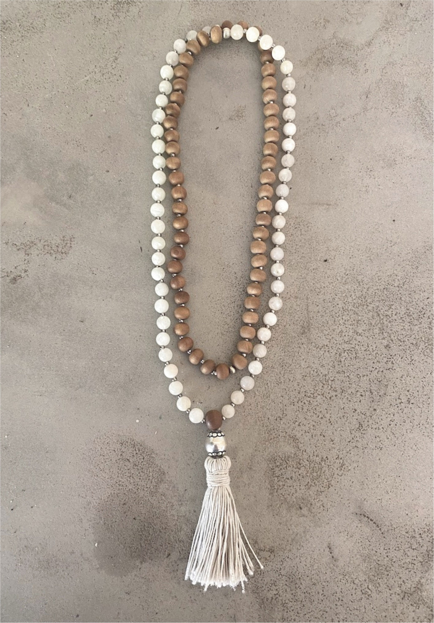 Soul-Pieces Mala aus Mondstein, Sandelholz & Sterlingsilber